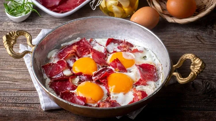 Pastırmalı Yumurta